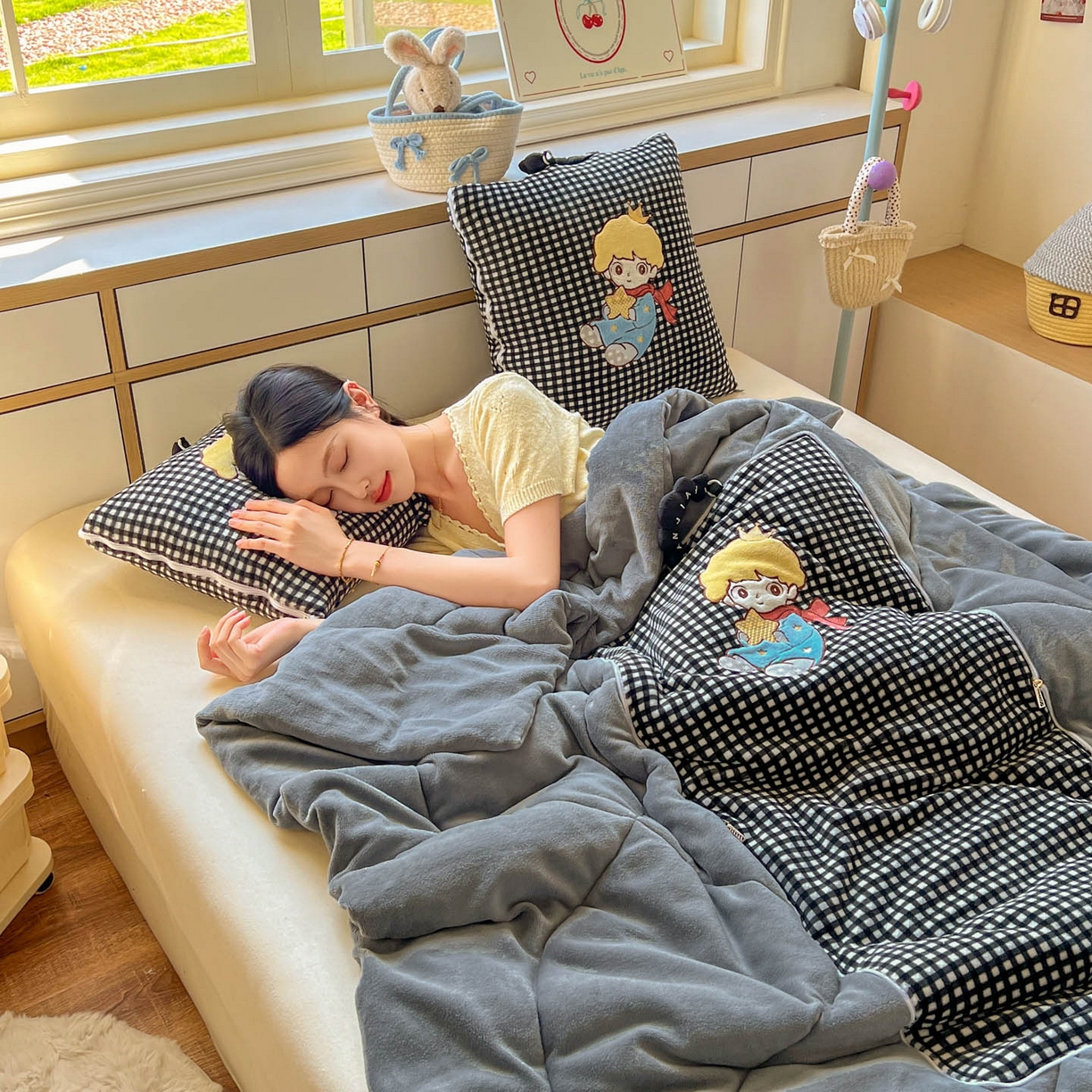 91家纺网 家纺一手货源 找家纺 番茄+ 2025新款加厚牛奶绒小王子抱枕 格子黑