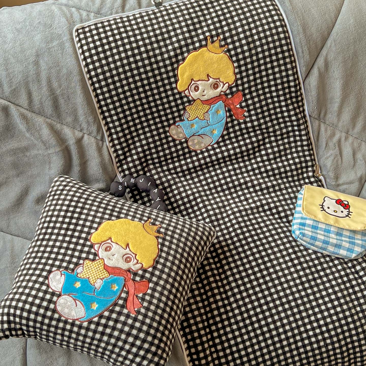 91家纺网 家纺一手货源 找家纺 番茄+ 2025新款加厚牛奶绒小王子抱枕 格子黑