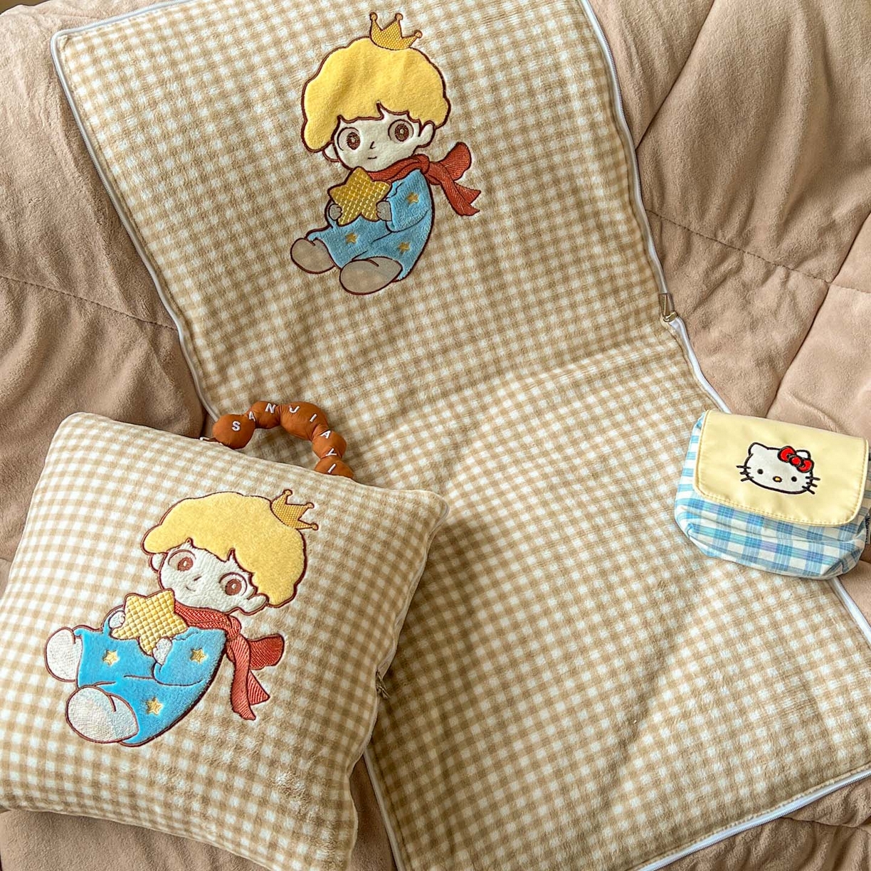 91家纺网 家纺一手货源 找家纺 番茄+ 2025新款加厚牛奶绒小王子抱枕 格子咖