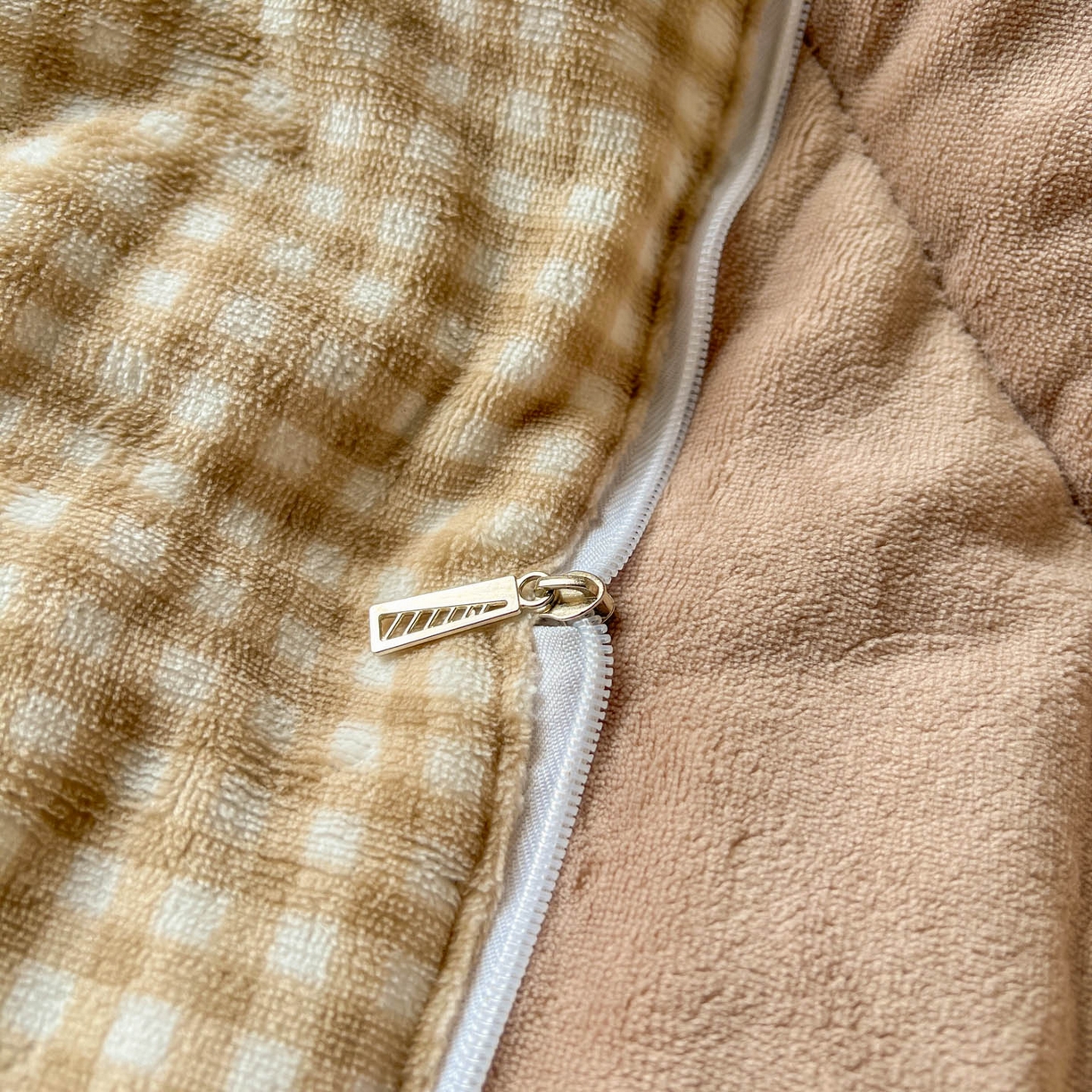 91家纺网 家纺一手货源 找家纺 番茄+ 2025新款加厚牛奶绒小王子抱枕 格子咖