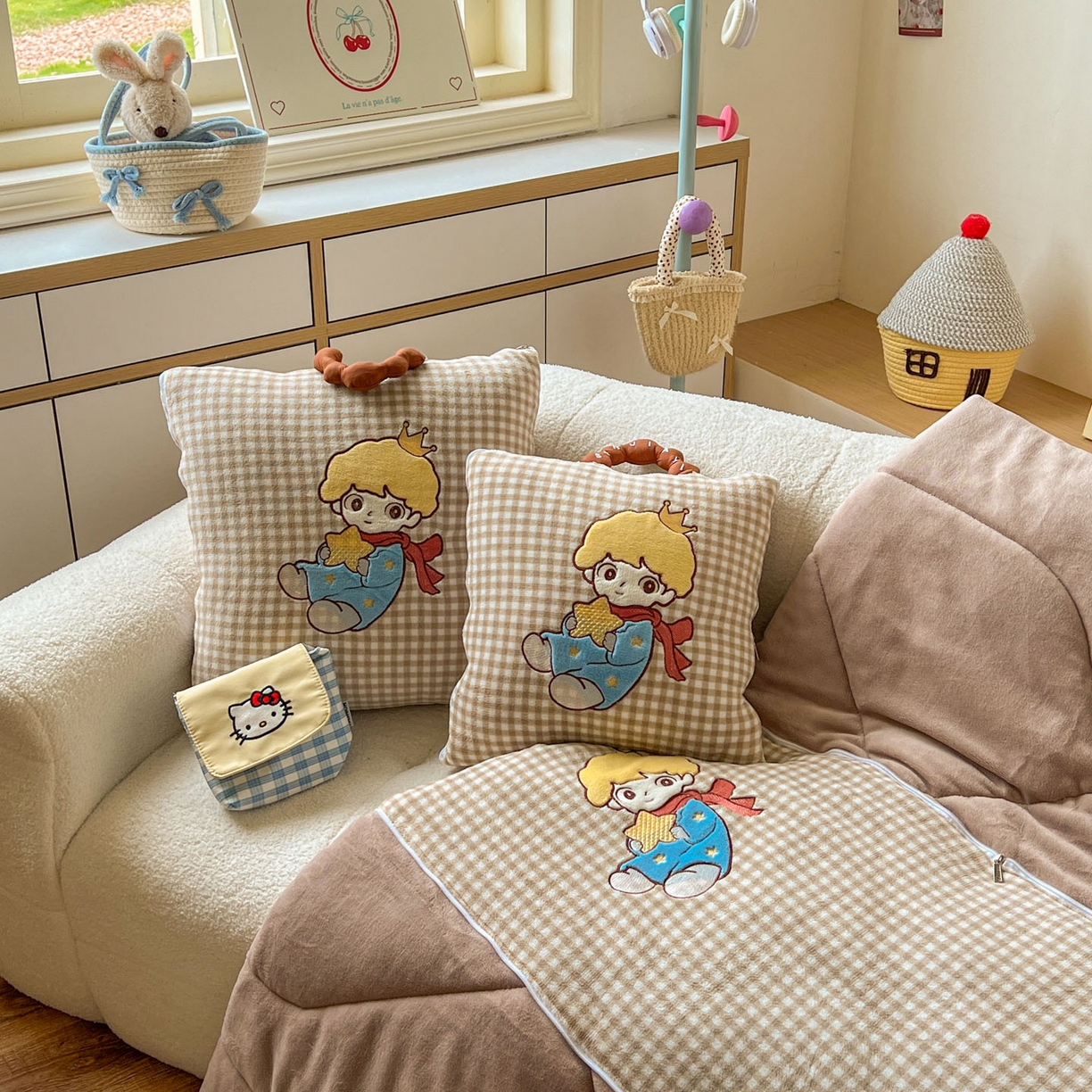 91家纺网 家纺一手货源 找家纺 番茄+ 2025新款加厚牛奶绒小王子抱枕 格子咖