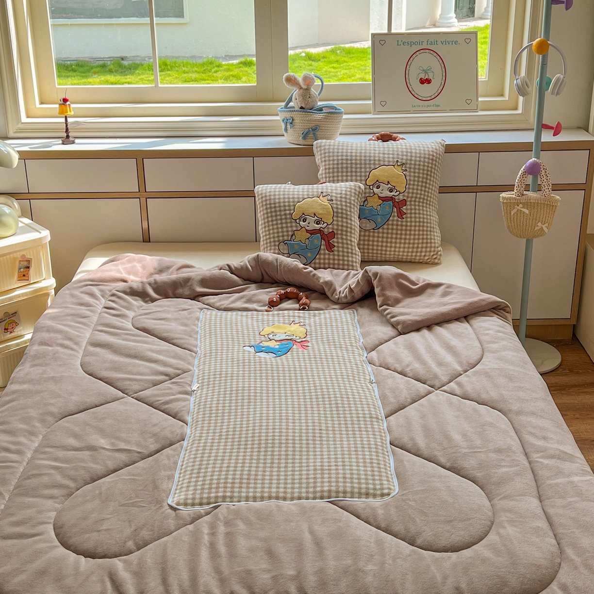 91家纺网 家纺一手货源 找家纺 番茄+ 2025新款加厚牛奶绒小王子抱枕 格子咖