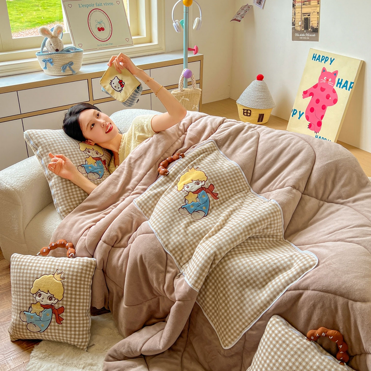 91家纺网 家纺一手货源 找家纺 番茄+ 2025新款加厚牛奶绒小王子抱枕 格子咖