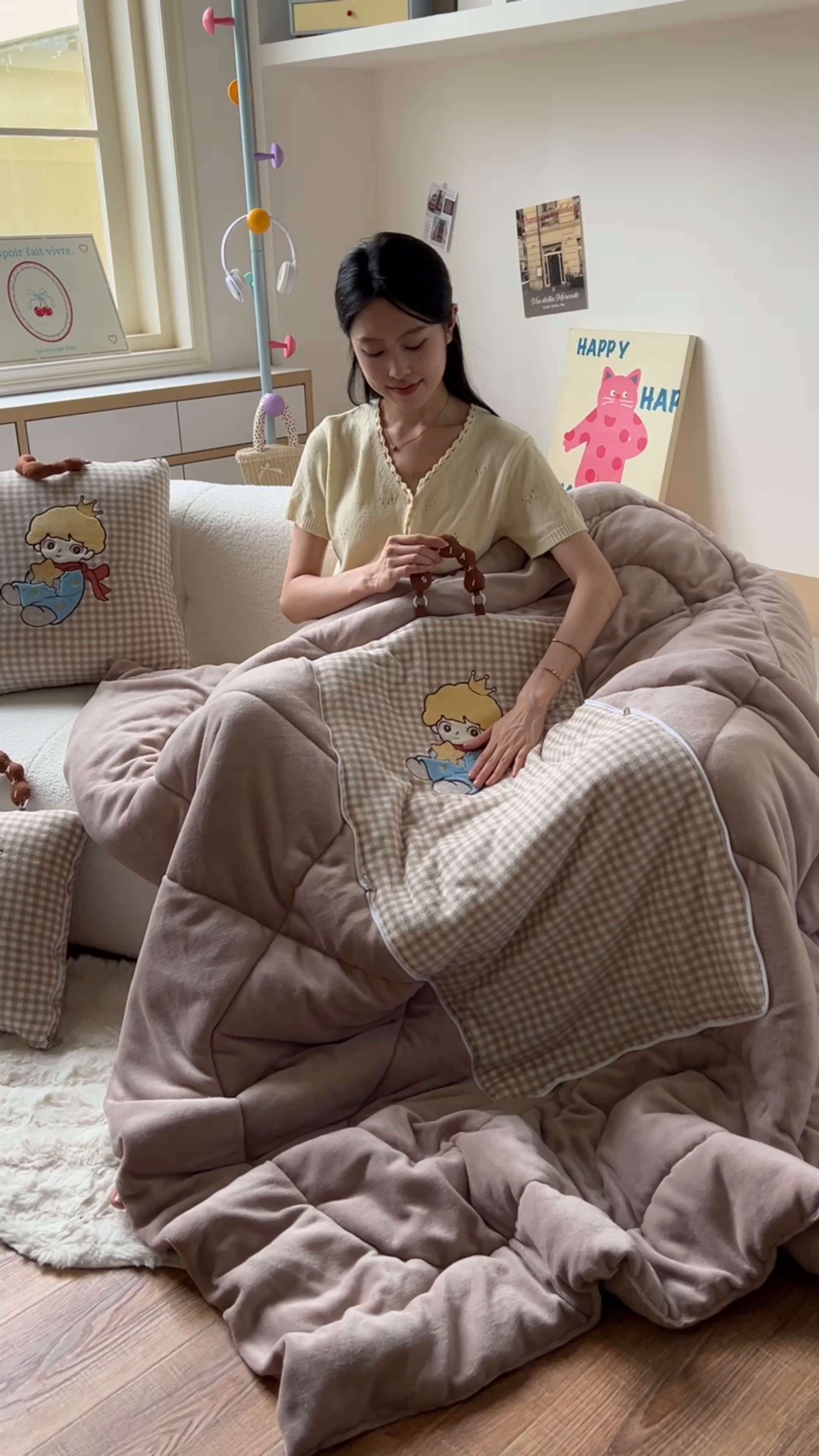 91家纺网 家纺一手货源 找家纺 番茄+ 2025新款加厚牛奶绒小王子抱枕 格子咖