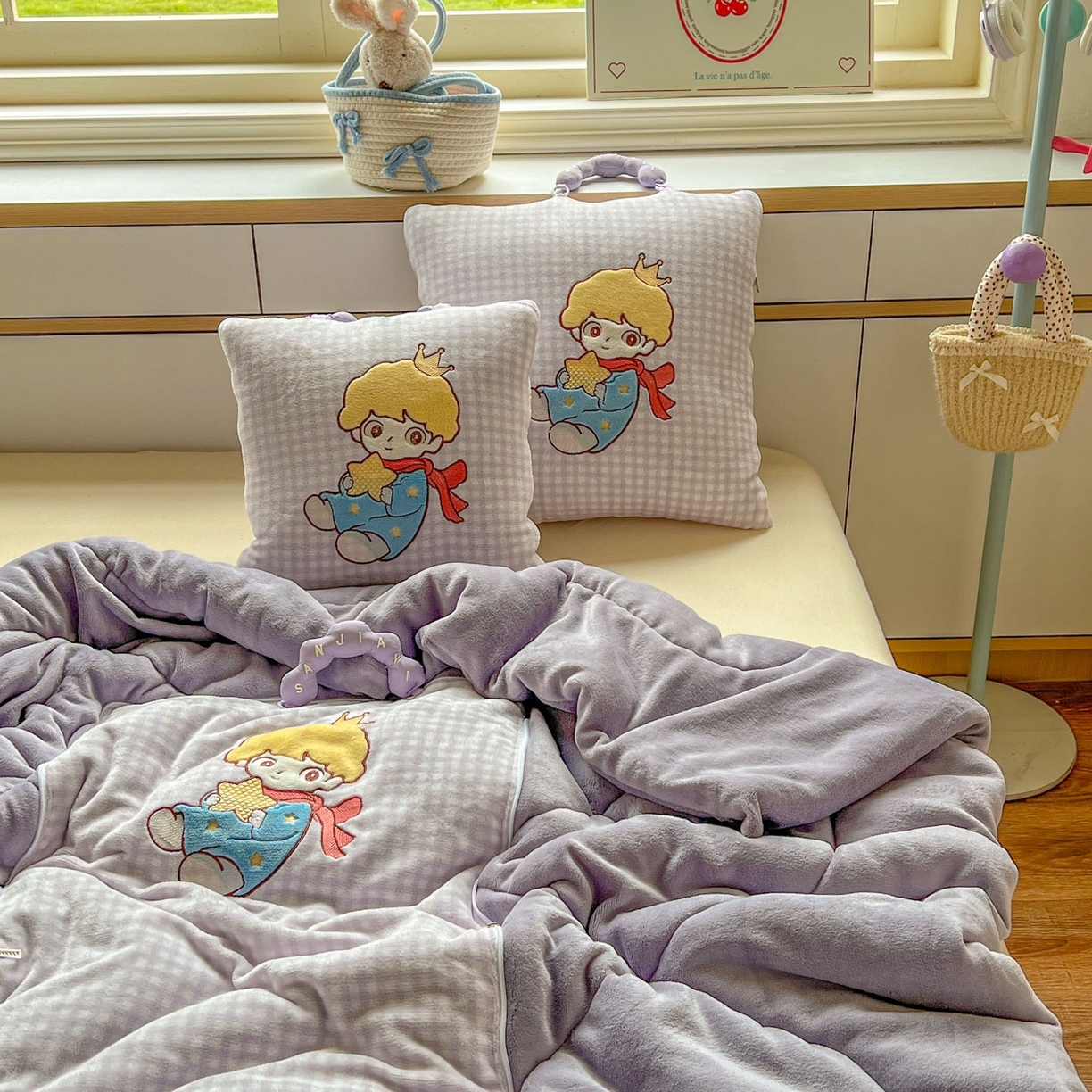 91家纺网 家纺一手货源 找家纺 番茄+ 2025新款加厚牛奶绒小王子抱枕 格子紫