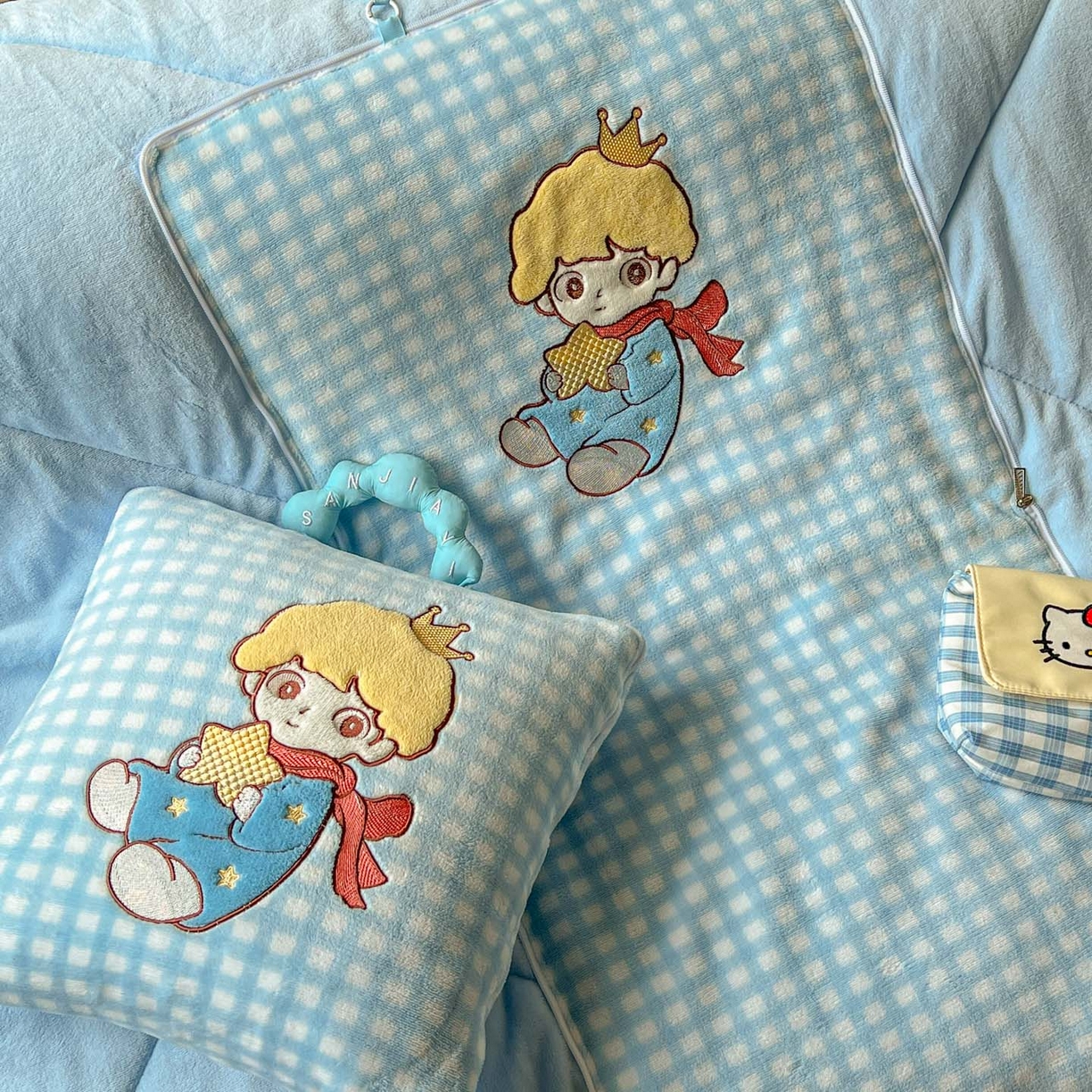 91家纺网 家纺一手货源 找家纺 番茄+ 2025新款加厚牛奶绒小王子抱枕 格子蓝