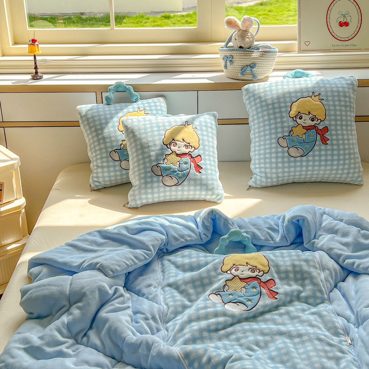 91家纺网 家纺一手货源 找家纺 番茄+ 2025新款加厚牛奶绒小王子抱枕 格子蓝