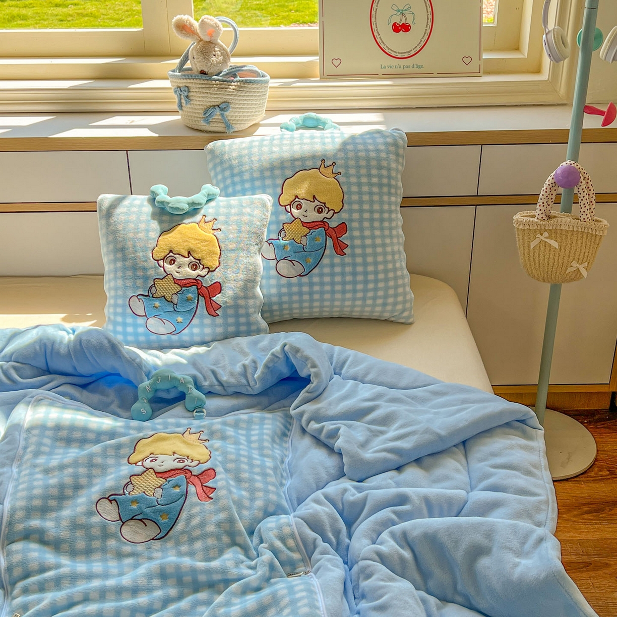 91家纺网 家纺一手货源 找家纺 番茄+ 2025新款加厚牛奶绒小王子抱枕 格子蓝