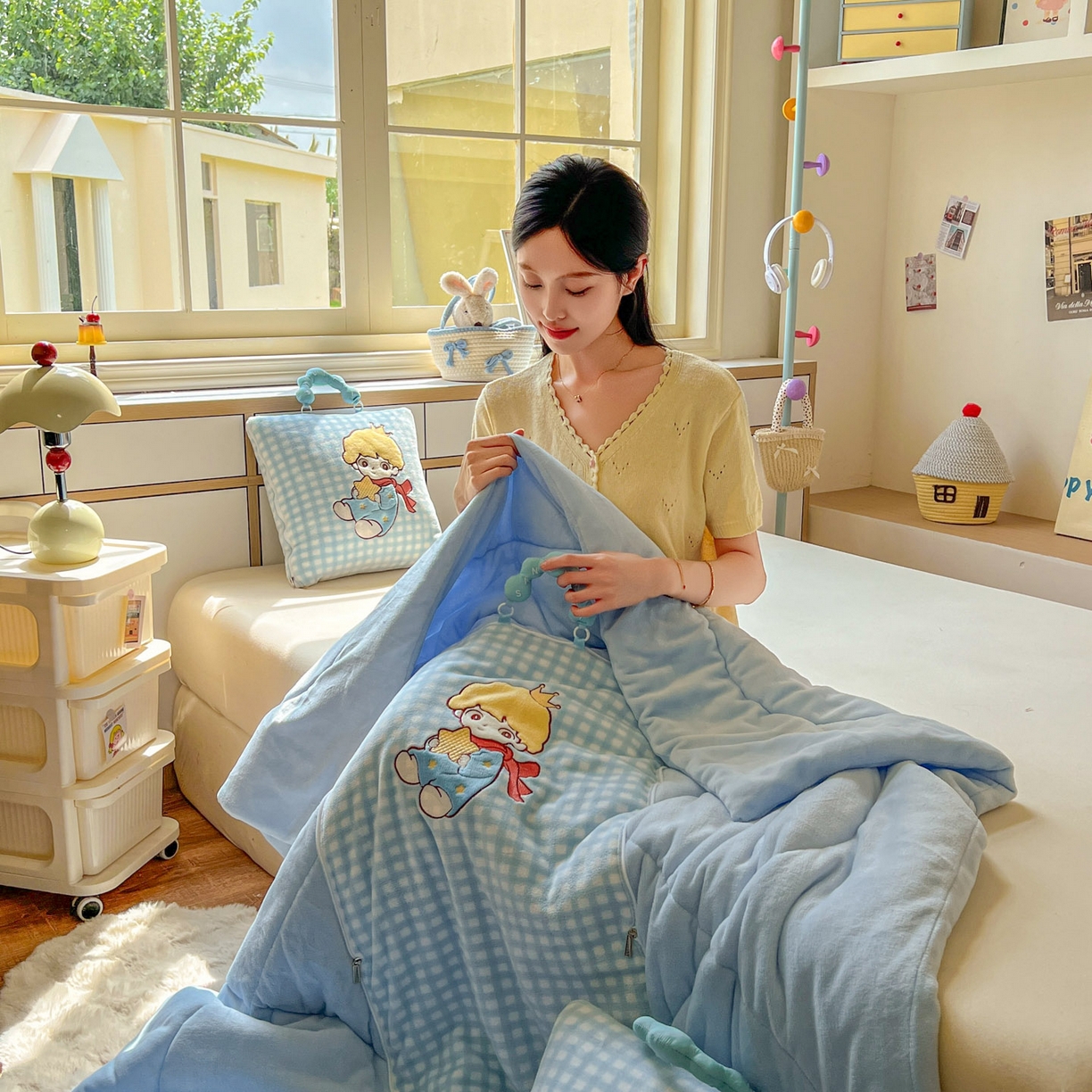 91家纺网 家纺一手货源 找家纺 番茄+ 2025新款加厚牛奶绒小王子抱枕 格子蓝