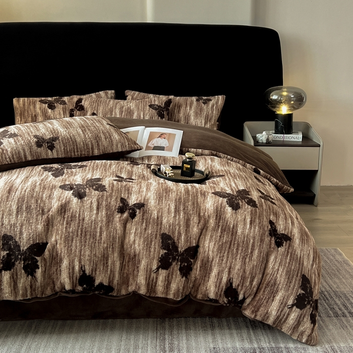 91家纺网 家纺一手货源 找家纺 米可 2025新款美拉德高克重兔毛绒牛奶绒四件套 蝶舞