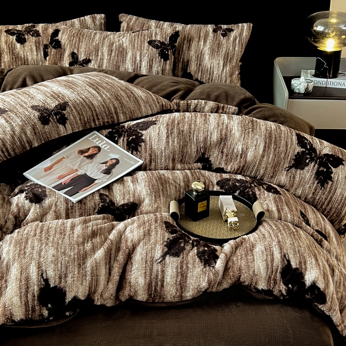 91家纺网 家纺一手货源 找家纺 米可 2025新款美拉德高克重兔毛绒牛奶绒四件套 蝶舞