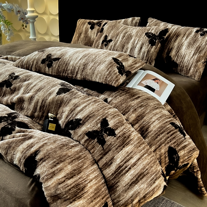 91家纺网 家纺一手货源 找家纺 米可 2025新款美拉德高克重兔毛绒牛奶绒四件套 蝶舞