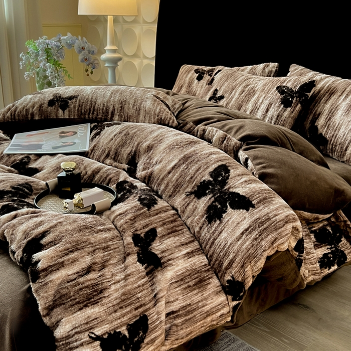 91家纺网 家纺一手货源 找家纺 米可 2025新款美拉德高克重兔毛绒牛奶绒四件套 蝶舞