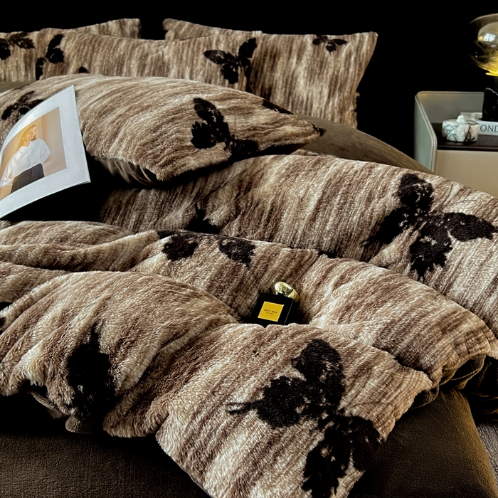 91家纺网 家纺一手货源 找家纺 米可 2025新款美拉德高克重兔毛绒牛奶绒四件套 蝶舞