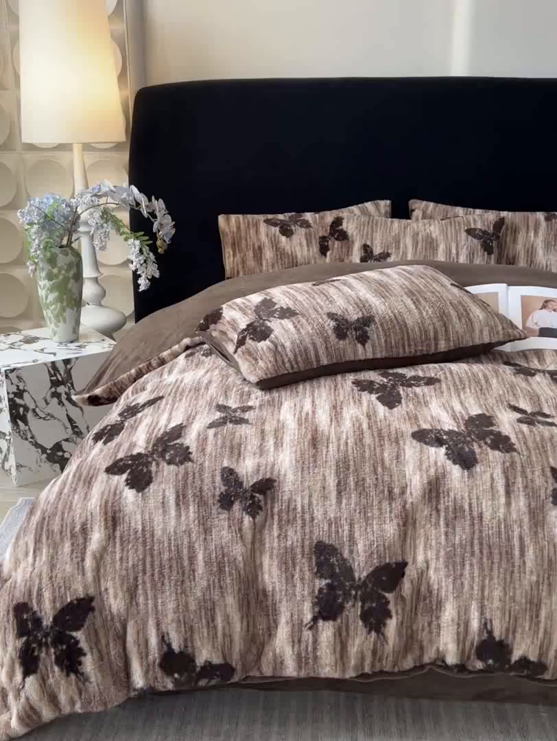 91家纺网 家纺一手货源 找家纺 米可 2025新款美拉德高克重兔毛绒牛奶绒四件套 蝶舞