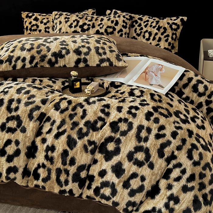 91家纺网 家纺一手货源 找家纺 米可 2025新款美拉德高克重兔毛绒牛奶绒四件套 法式豹纹