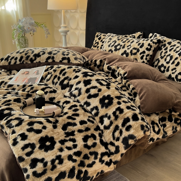 91家纺网 家纺一手货源 找家纺 米可 2025新款美拉德高克重兔毛绒牛奶绒四件套 法式豹纹