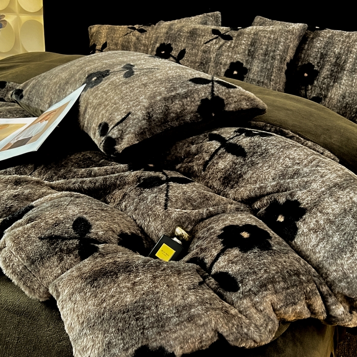 91家纺网 家纺一手货源 找家纺 米可 2025新款美拉德高克重兔毛绒牛奶绒四件套 繁花