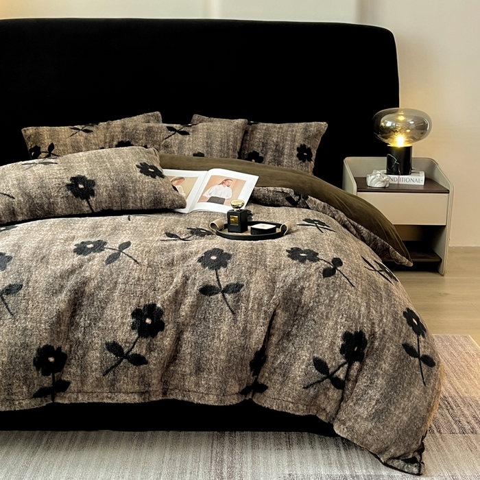 91家纺网 家纺一手货源 找家纺 米可 2025新款美拉德高克重兔毛绒牛奶绒四件套 繁花