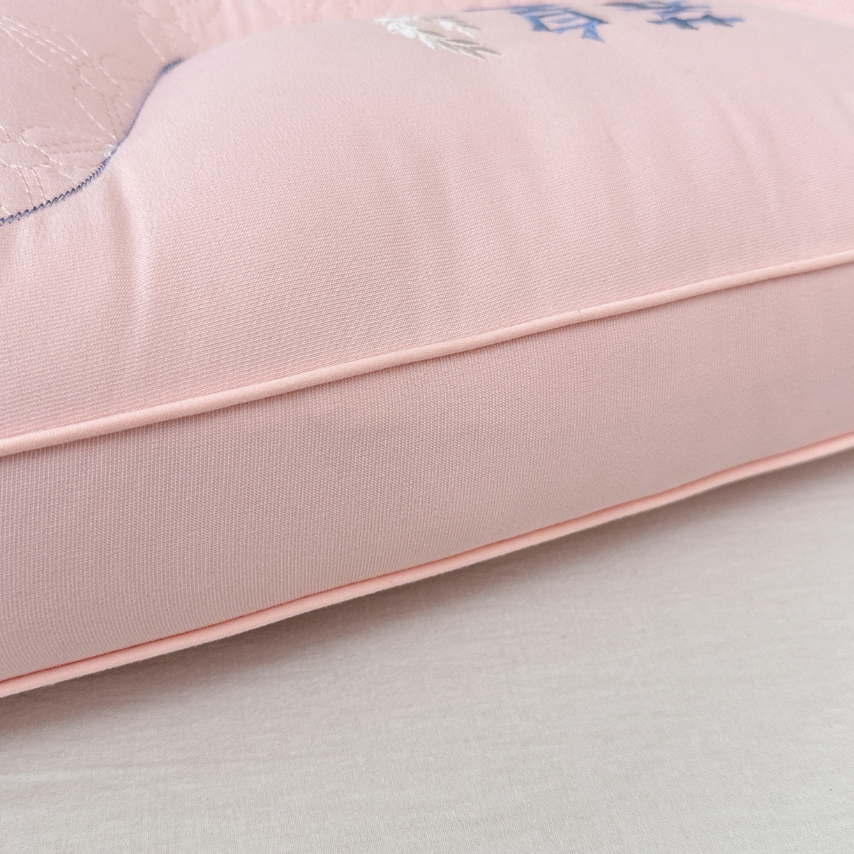 91家纺网 家纺一手货源 找家纺 十仟家纺 2025新款亲肤荞皇枕头枕芯 粉色