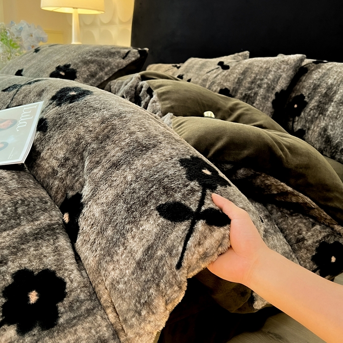 91家纺网 家纺一手货源 找家纺 米可 2025新款美拉德高克重兔毛绒牛奶绒四件套 繁花