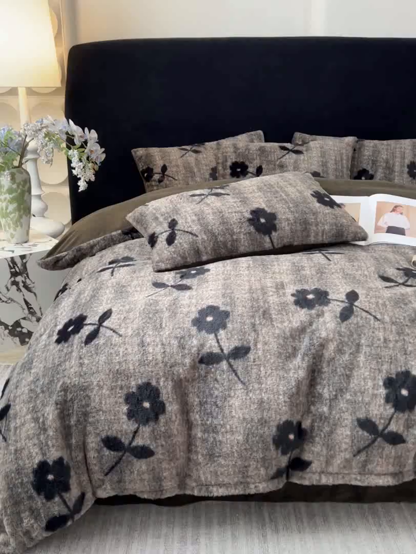 91家纺网 家纺一手货源 找家纺 米可 2025新款美拉德高克重兔毛绒牛奶绒四件套 繁花