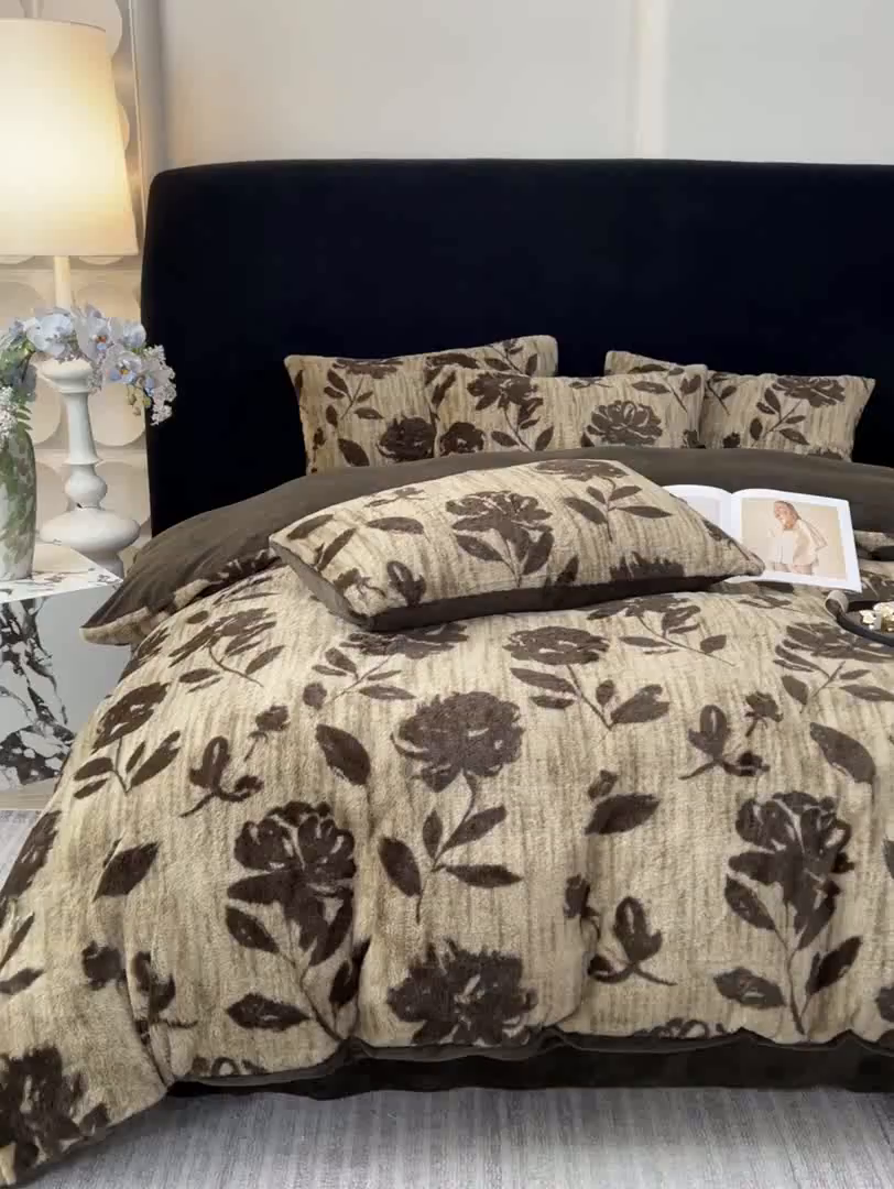 91家纺网 家纺一手货源 找家纺 米可 2025新款美拉德高克重兔毛绒牛奶绒四件套 花海