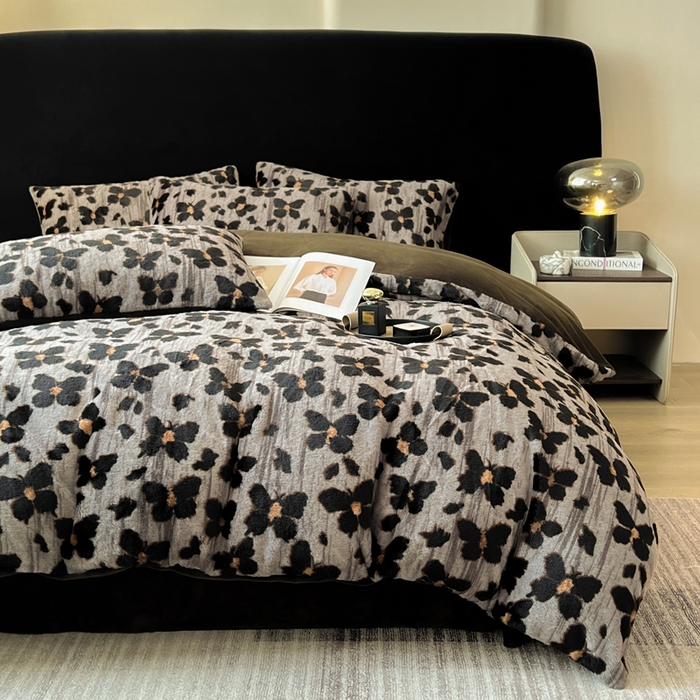 91家纺网 家纺一手货源 找家纺 米可 2025新款美拉德高克重兔毛绒牛奶绒四件套 幻蝶