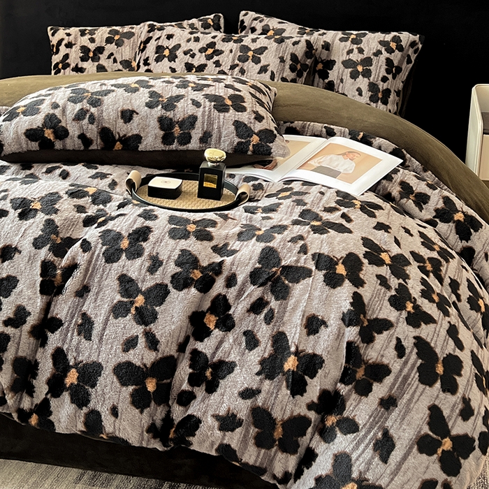 91家纺网 家纺一手货源 找家纺 米可 2025新款美拉德高克重兔毛绒牛奶绒四件套 幻蝶