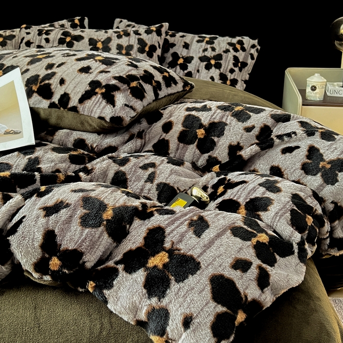 91家纺网 家纺一手货源 找家纺 米可 2025新款美拉德高克重兔毛绒牛奶绒四件套 幻蝶