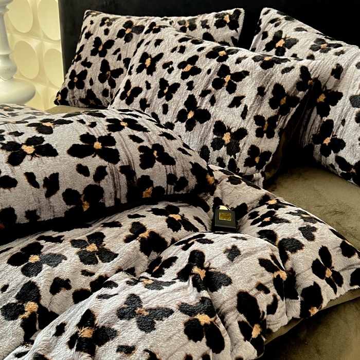 91家纺网 家纺一手货源 找家纺 米可 2025新款美拉德高克重兔毛绒牛奶绒四件套 幻蝶