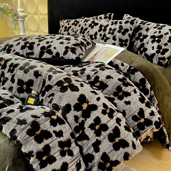 91家纺网 家纺一手货源 找家纺 米可 2025新款美拉德高克重兔毛绒牛奶绒四件套 幻蝶