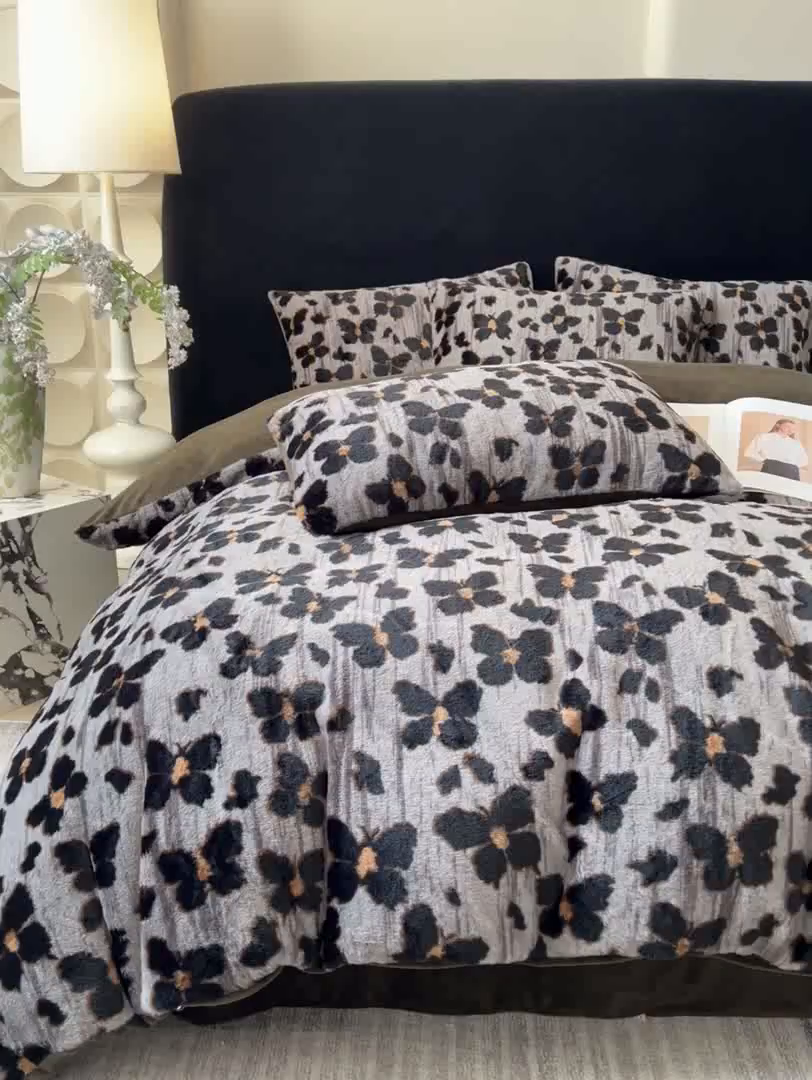 91家纺网 家纺一手货源 找家纺 米可 2025新款美拉德高克重兔毛绒牛奶绒四件套 幻蝶