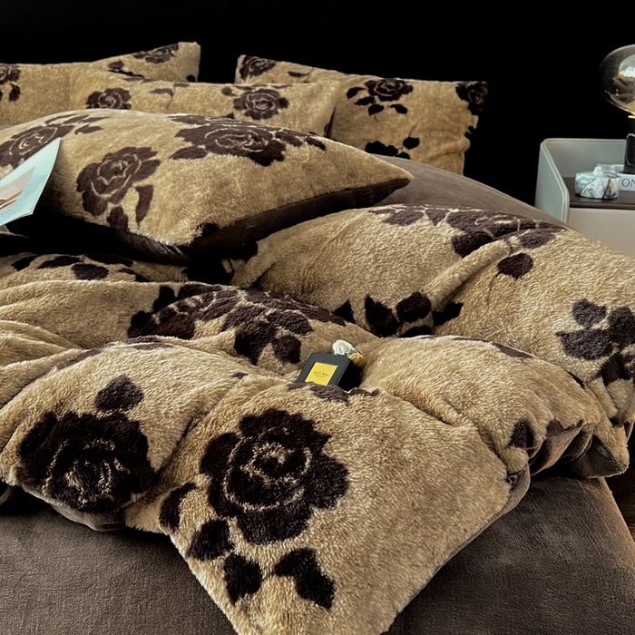 91家纺网 家纺一手货源 找家纺 米可 2025新款美拉德高克重兔毛绒牛奶绒四件套 盛放