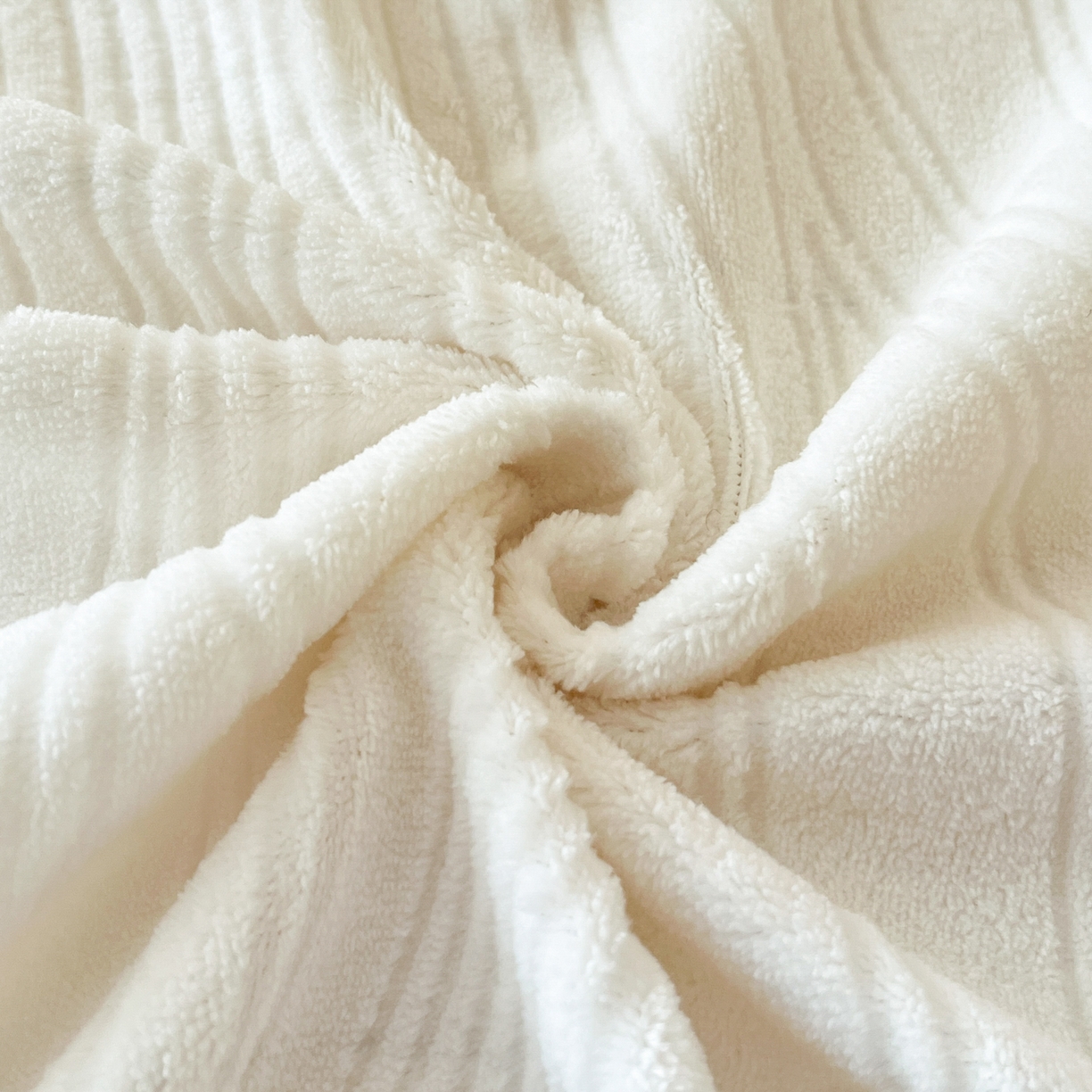 91家纺网 家纺一手货源 找家纺 蓝极人 2025新款烂花牛奶绒床笠 烂花床笠-米白