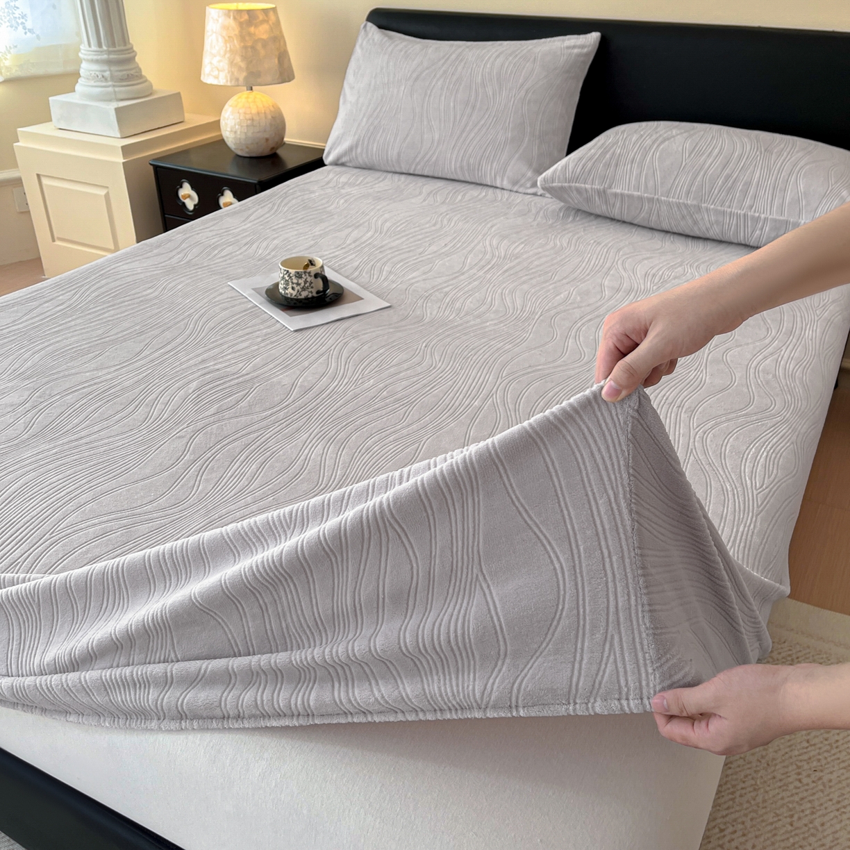 91家纺网 家纺一手货源 找家纺 蓝极人 2025新款烂花牛奶绒床笠 烂花床笠-米灰