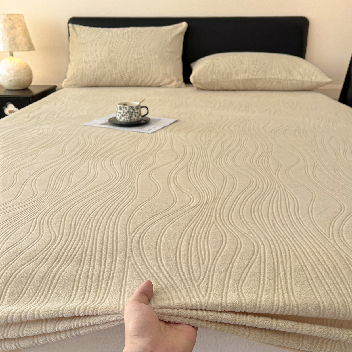 91家纺网 家纺一手货源 找家纺 蓝极人 2025新款烂花牛奶绒床笠 烂花床笠-米杏