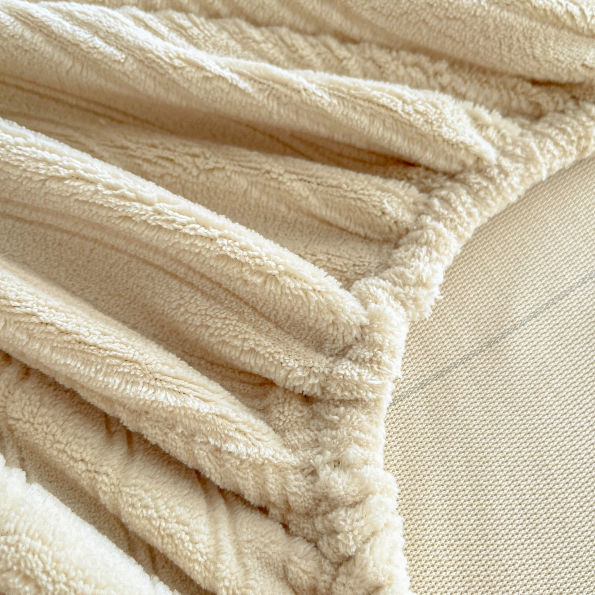 91家纺网 家纺一手货源 找家纺 蓝极人 2025新款烂花牛奶绒床笠 烂花床笠-米杏