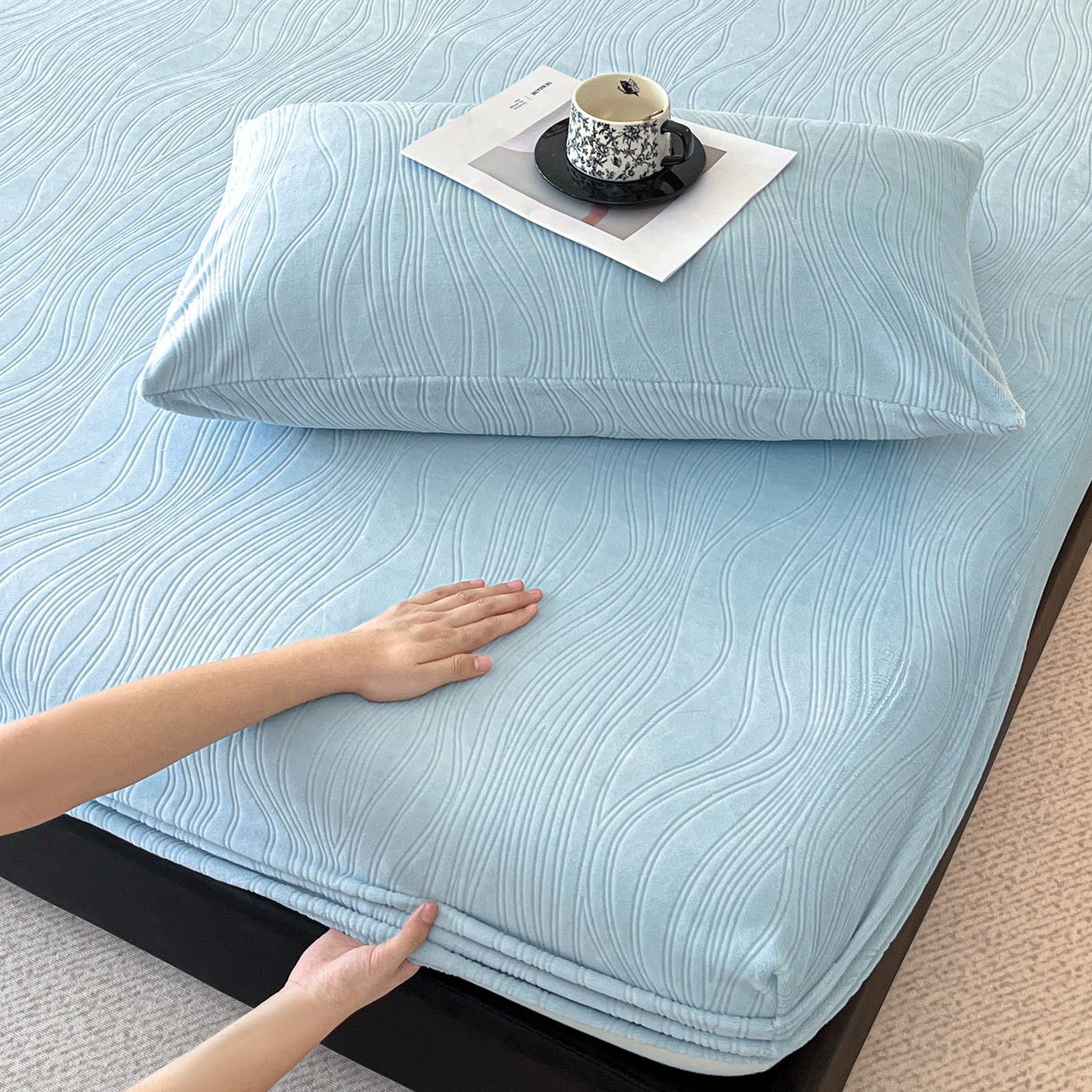 91家纺网 家纺一手货源 找家纺 蓝极人 2025新款烂花牛奶绒床笠 烂花床笠-浅蓝