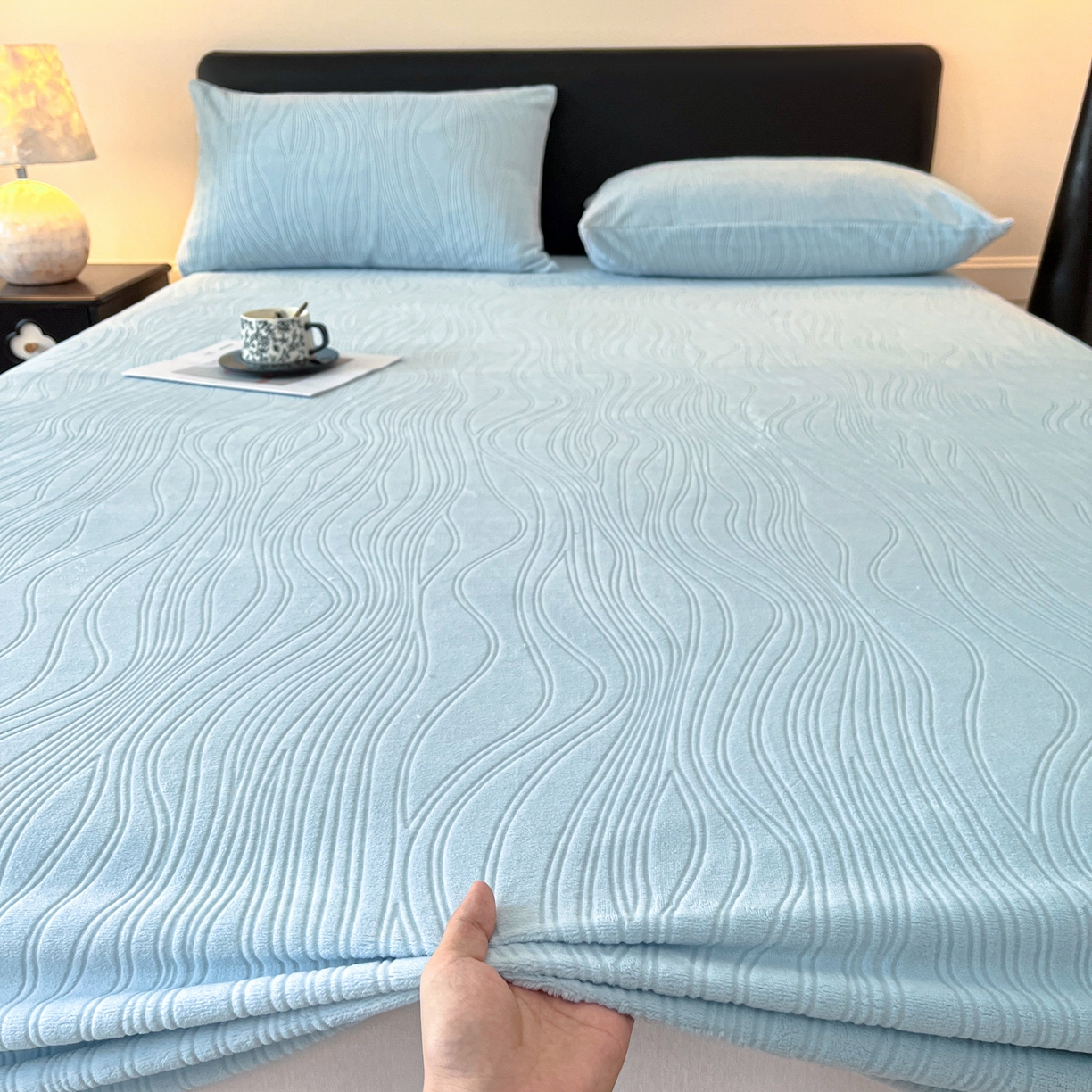 91家纺网 家纺一手货源 找家纺 蓝极人 2025新款烂花牛奶绒床笠 烂花床笠-浅蓝