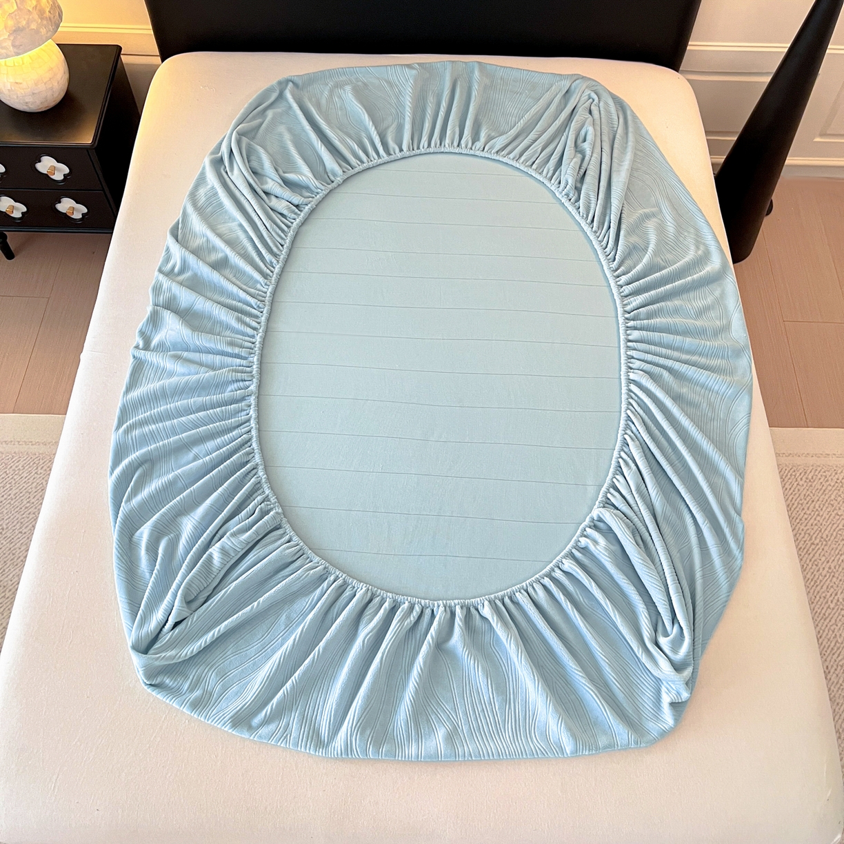 91家纺网 家纺一手货源 找家纺 蓝极人 2025新款烂花牛奶绒床笠 烂花床笠-浅蓝