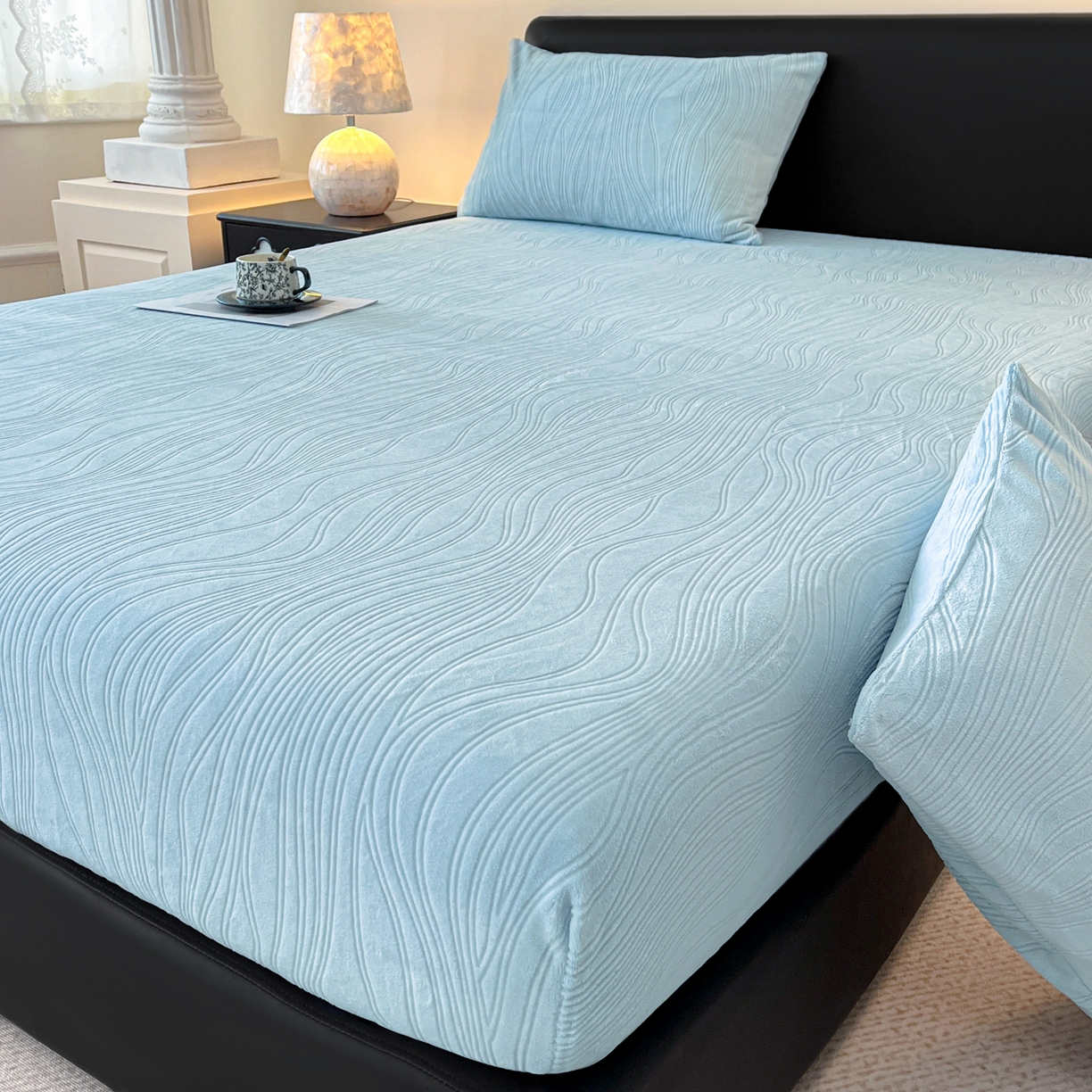 91家纺网 家纺一手货源 找家纺 蓝极人 2025新款烂花牛奶绒床笠 烂花床笠-浅蓝