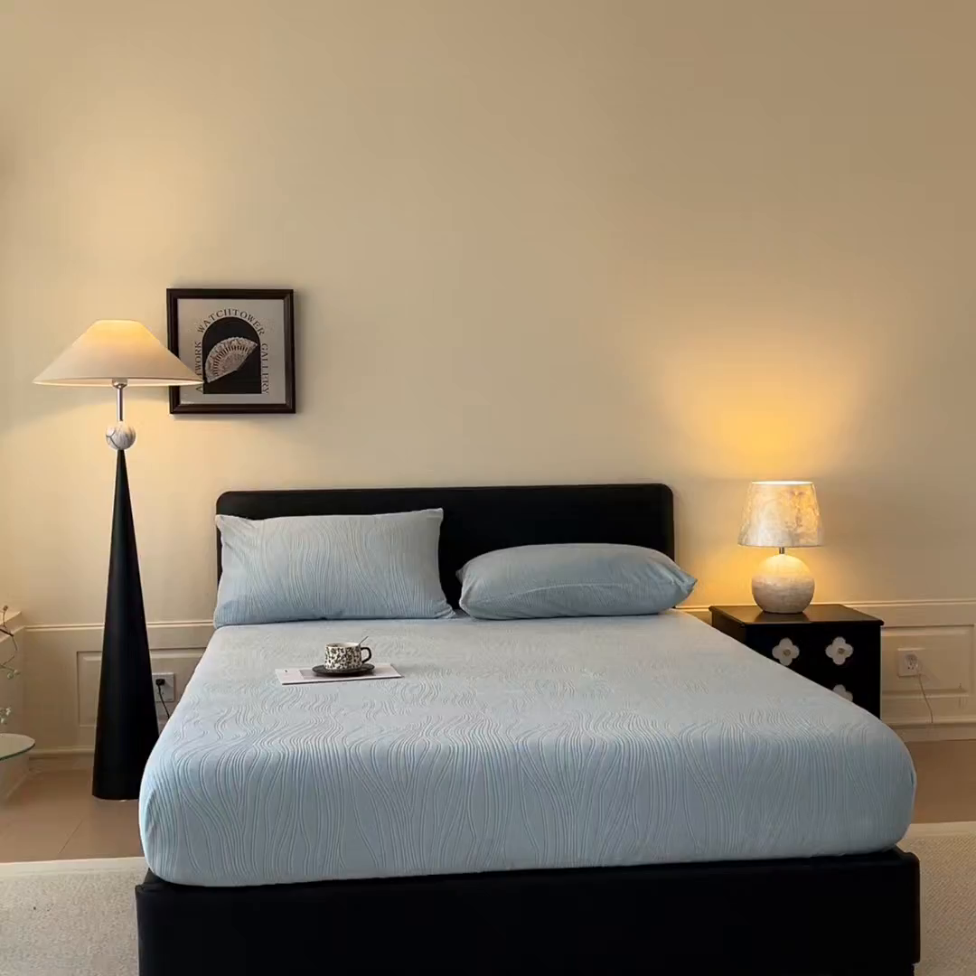 91家纺网 家纺一手货源 找家纺 蓝极人 2025新款烂花牛奶绒床笠 烂花床笠-浅蓝