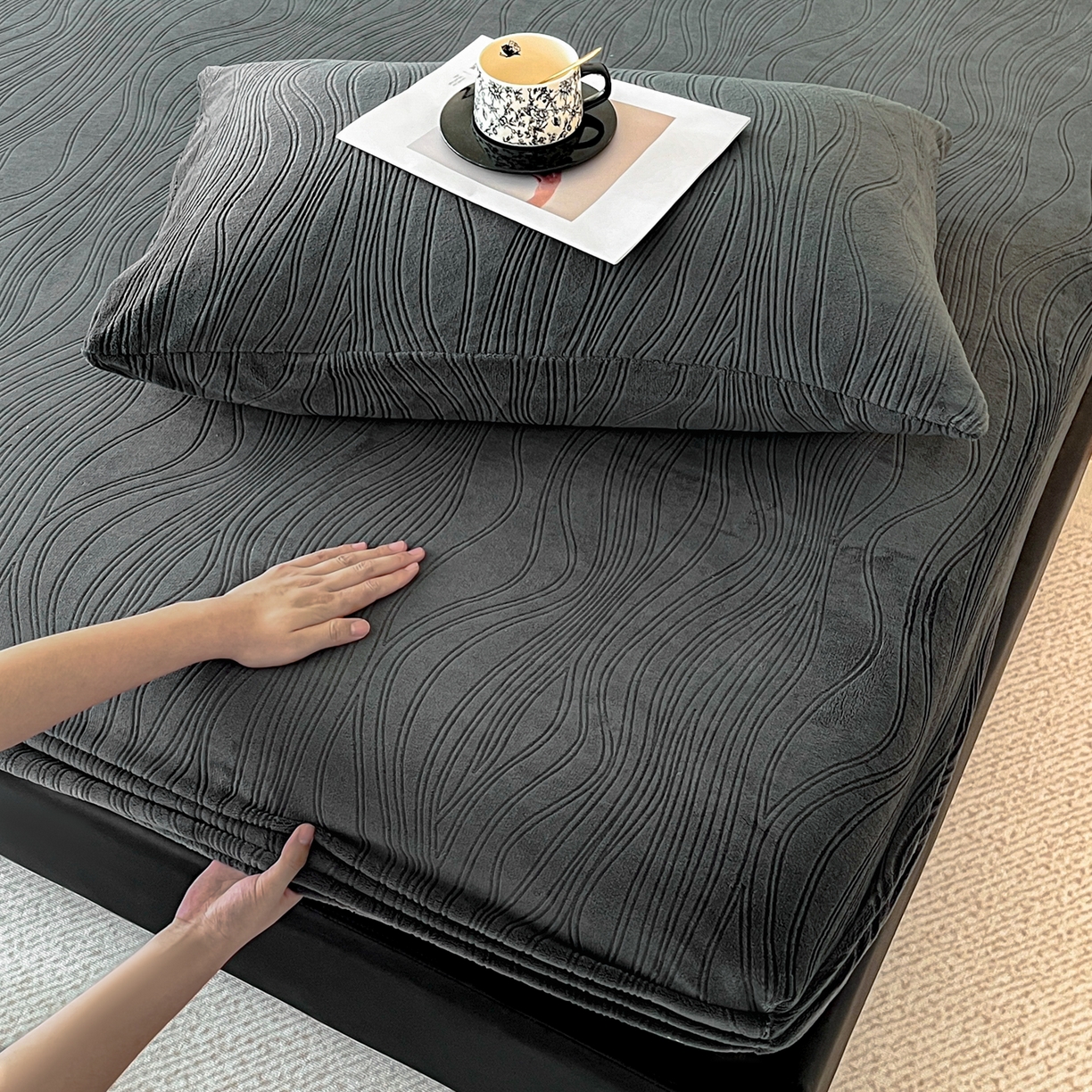 91家纺网 家纺一手货源 找家纺 蓝极人 2025新款烂花牛奶绒床笠 烂花床笠-深灰