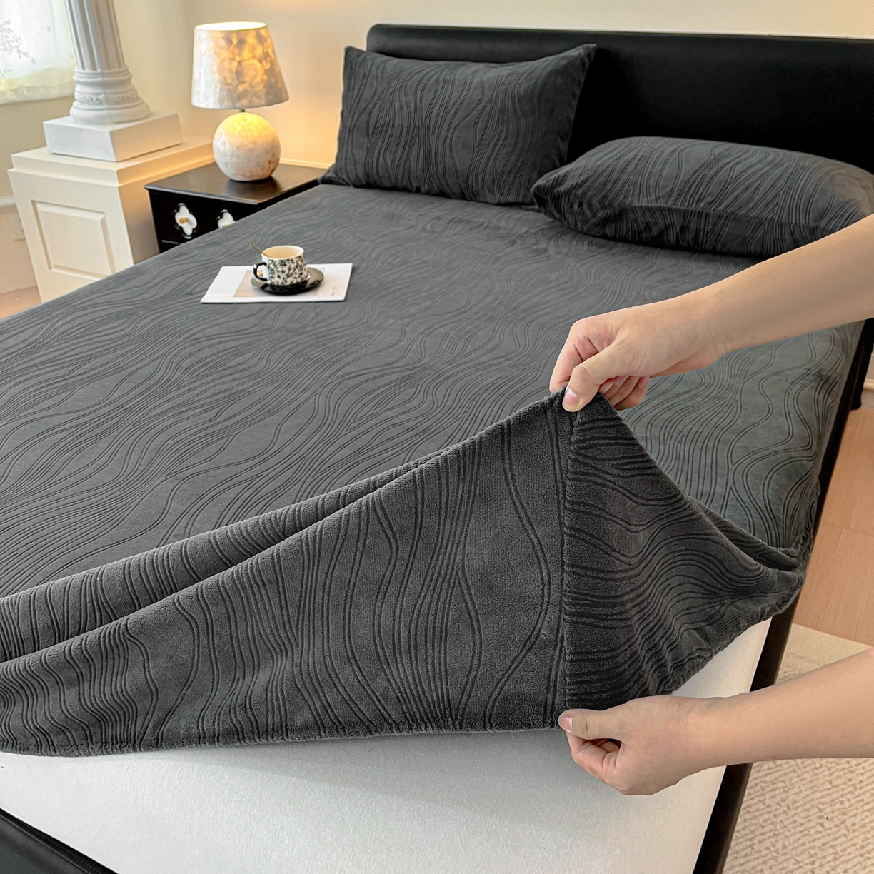 91家纺网 家纺一手货源 找家纺 蓝极人 2025新款烂花牛奶绒床笠 烂花床笠-深灰