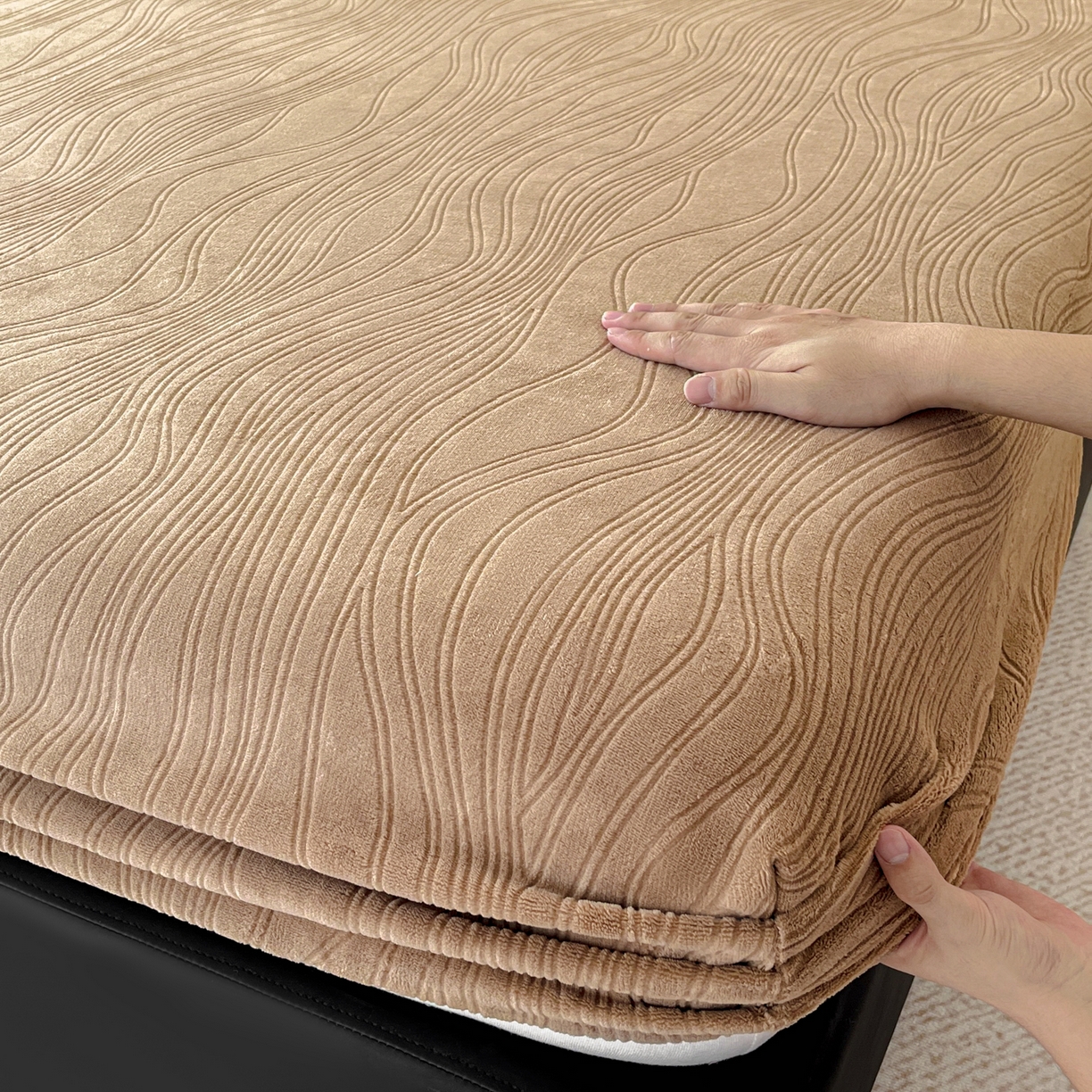 91家纺网 家纺一手货源 找家纺 蓝极人 2025新款烂花牛奶绒床笠 烂花床笠-深咖