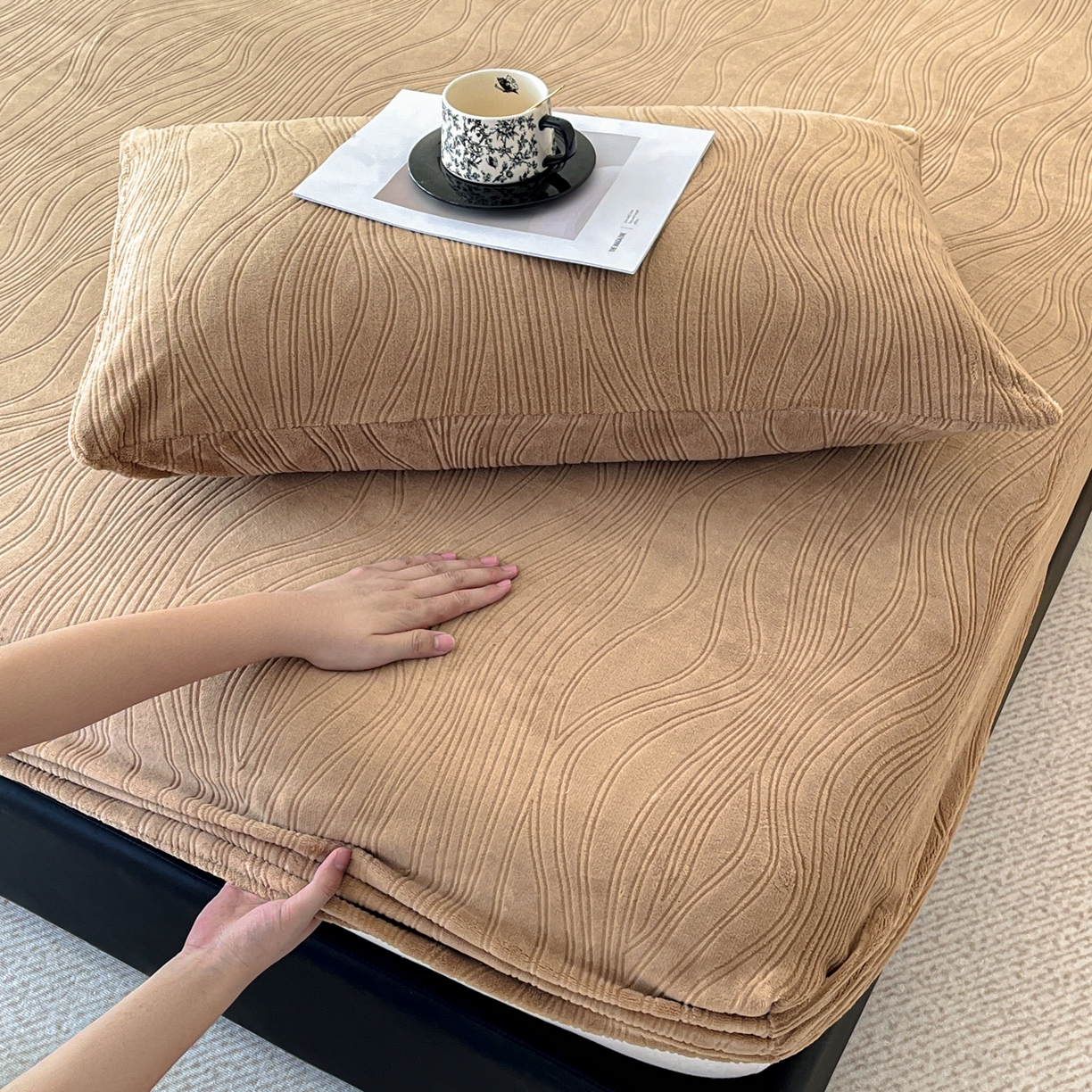 91家纺网 家纺一手货源 找家纺 蓝极人 2025新款烂花牛奶绒床笠 烂花床笠-深咖