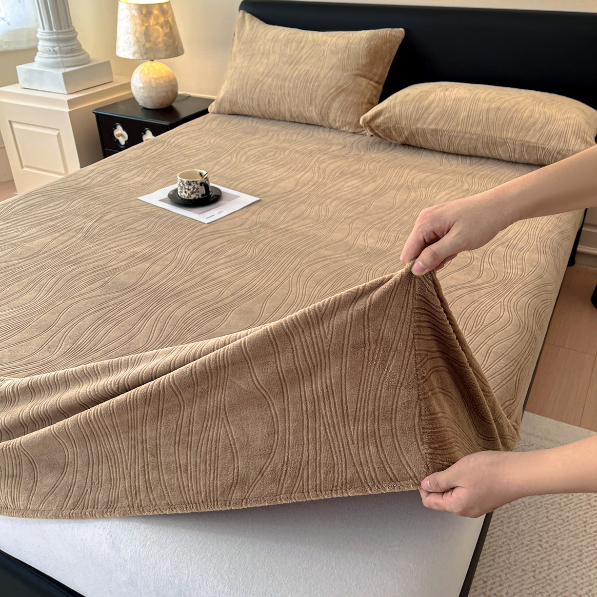 91家纺网 家纺一手货源 找家纺 蓝极人 2025新款烂花牛奶绒床笠 烂花床笠-深咖