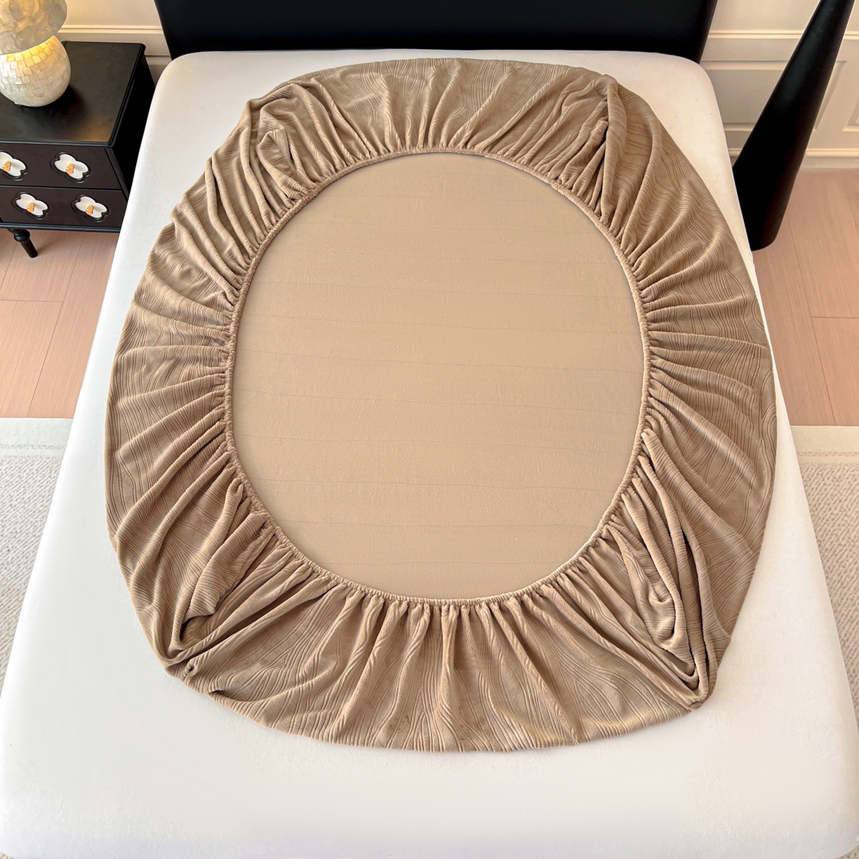 91家纺网 家纺一手货源 找家纺 蓝极人 2025新款烂花牛奶绒床笠 烂花床笠-深咖