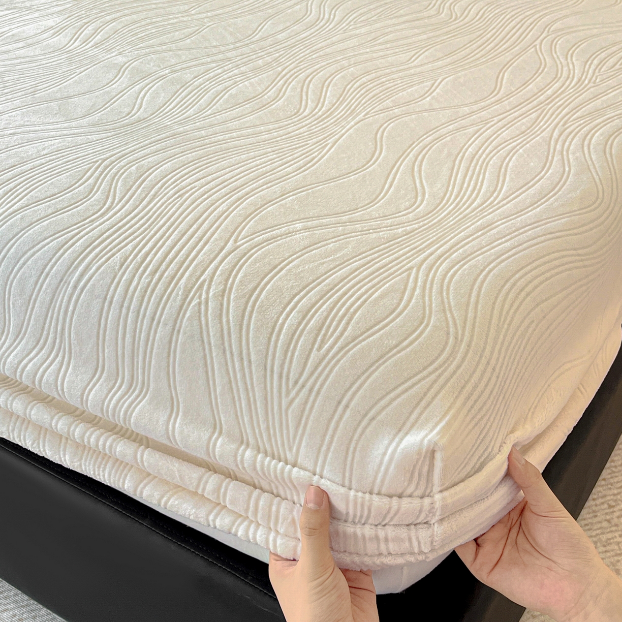 91家纺网 家纺一手货源 找家纺 酱子 2025新款烂花牛奶绒床笠 烂花床笠-米白